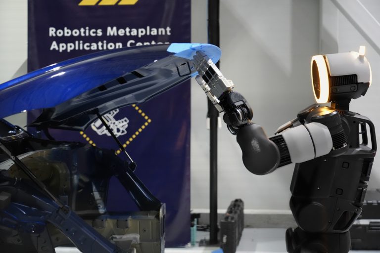 Atlas 四指对 Optimus 五指：人形机器人灵巧手路线分化